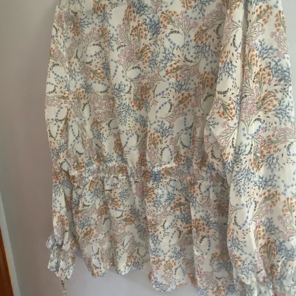 Mod Lusive flattering Blouse - Picture 7 of 7